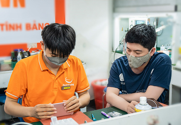 Khách hàng xem trực tiếp khi sửa